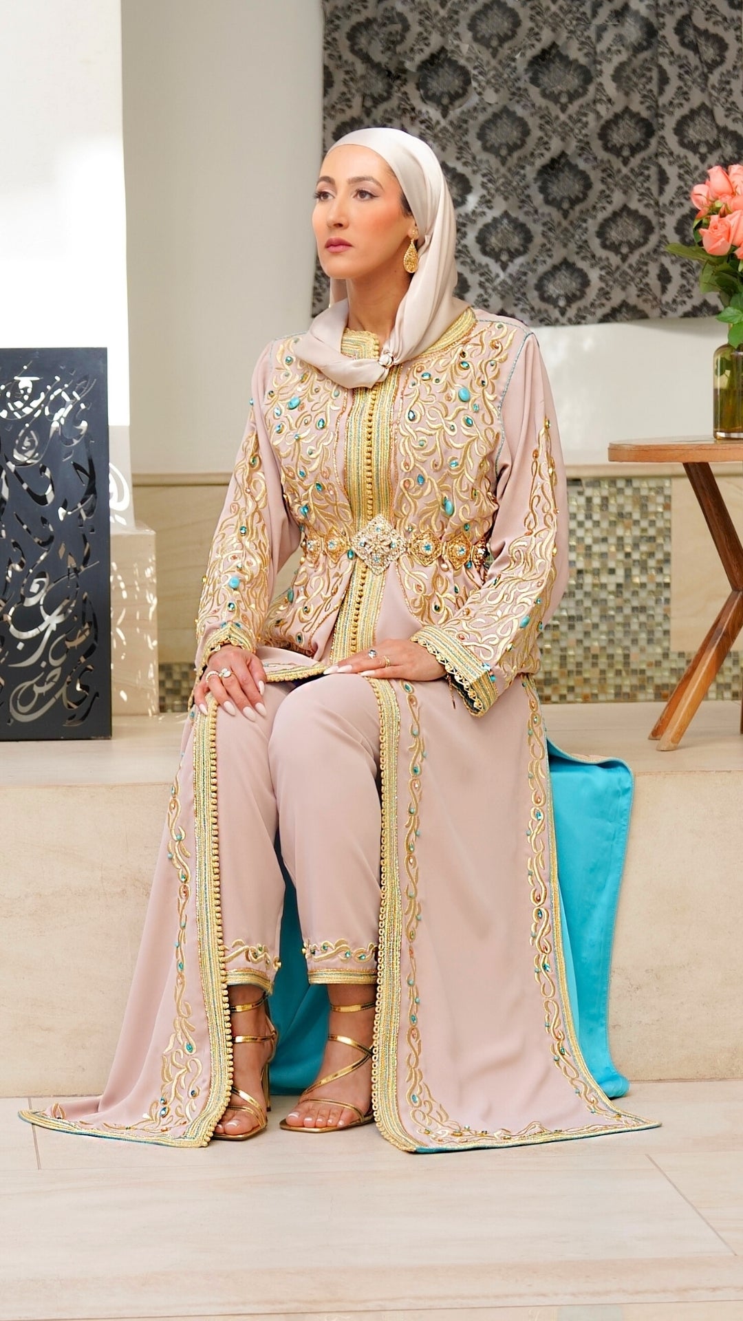 Caftan marocain Aaliya beige et or, sublimé par des broderies artisanales luxueuses. Tenue de mariage d'exception signée Beldyness.