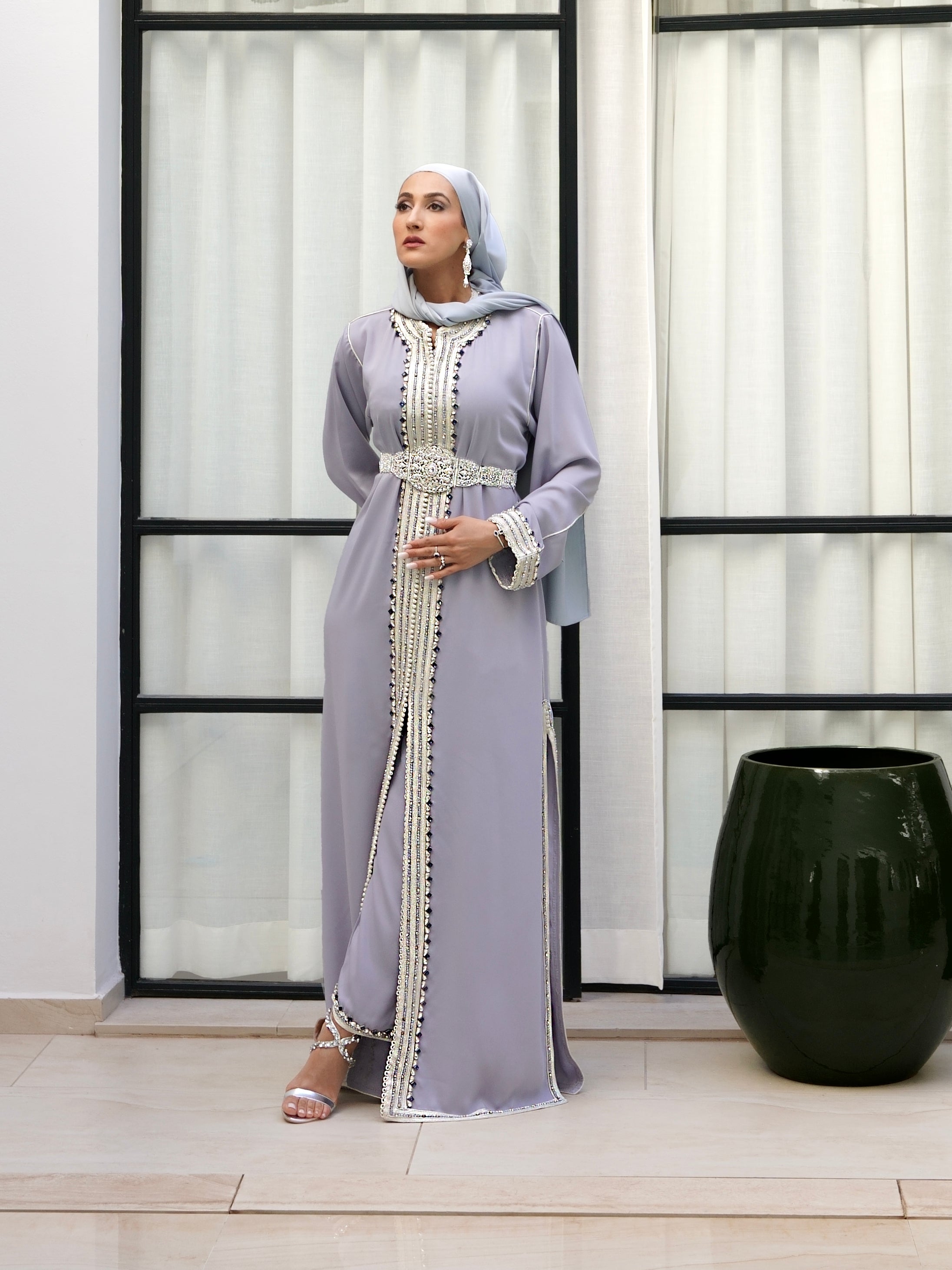 Caftan Jawhara gris orchidée porté debout, dévoilant un ensemble pantalon fluide. Tenue de cérémonie moderne avec broderies argentées et perlage main, signée Beldyness.