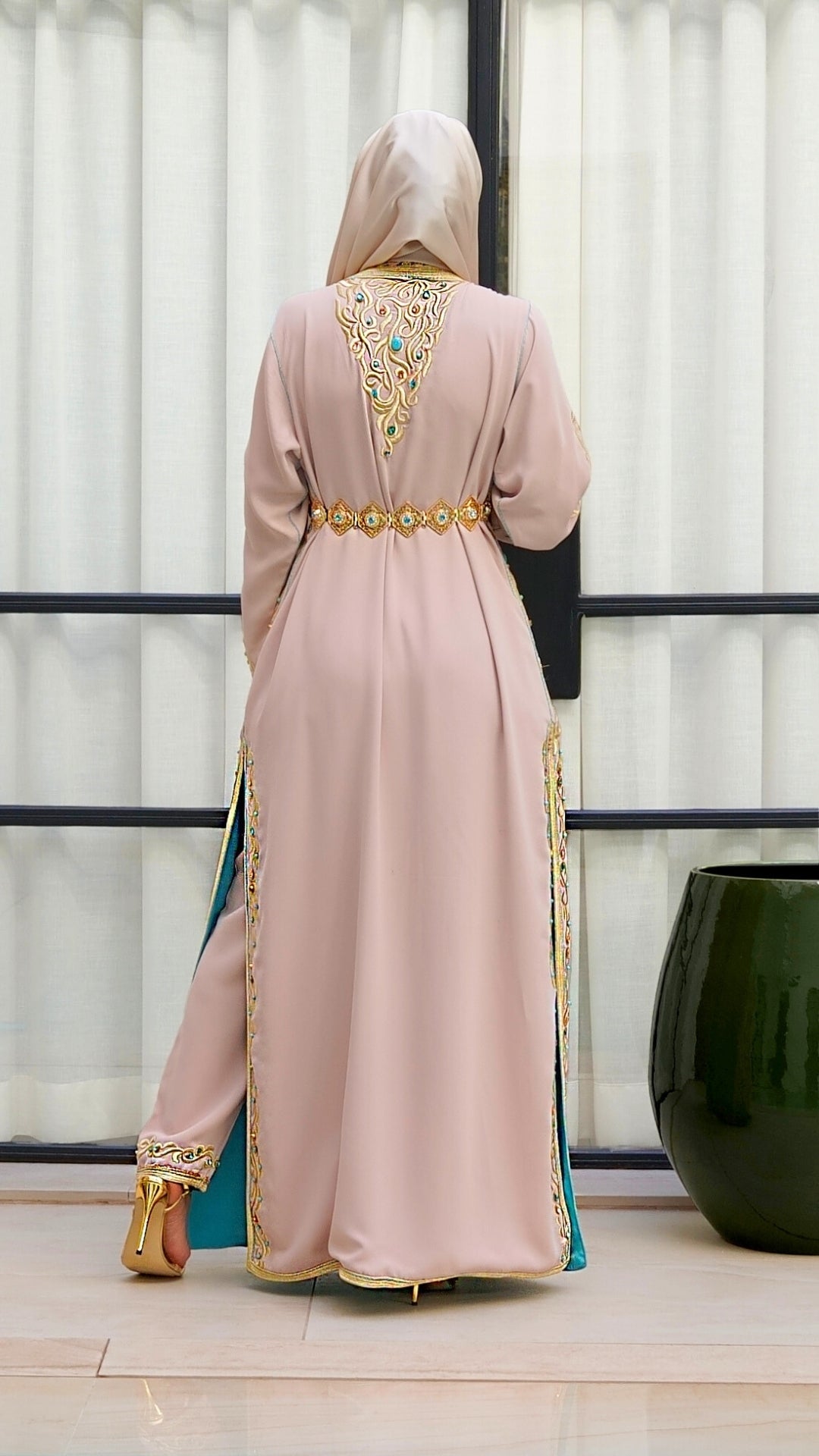 Vue de dos du Caftan Aaliya beige doublure turquoise, mettant en valeur la coupe fluide et les finitions artisanales en fil d'or pur (sam hor). Création luxe Beldyness.