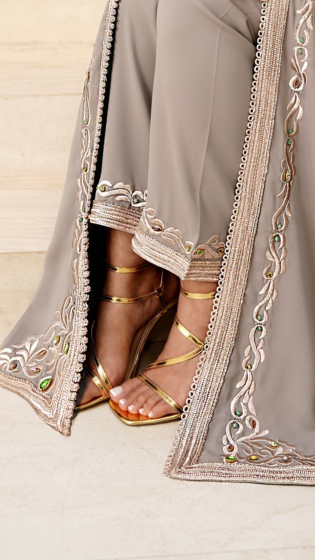 Zoom sur les finitions du pantalon et du bas du caftan Aaliya kaki. Détail des broderies sam hor dorées et perles kaki, vertes et fuchsia, pour une allure marocaine moderne.