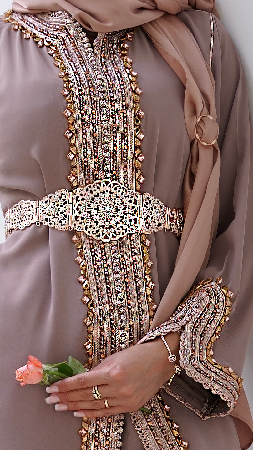 Zoom sur le buste du caftan Jawhara taupe : détails de la ceinture richement ornée, de la sfifa et des broderies perlées à la main. Le savoir-faire d'exception de la Maison Beldyness.