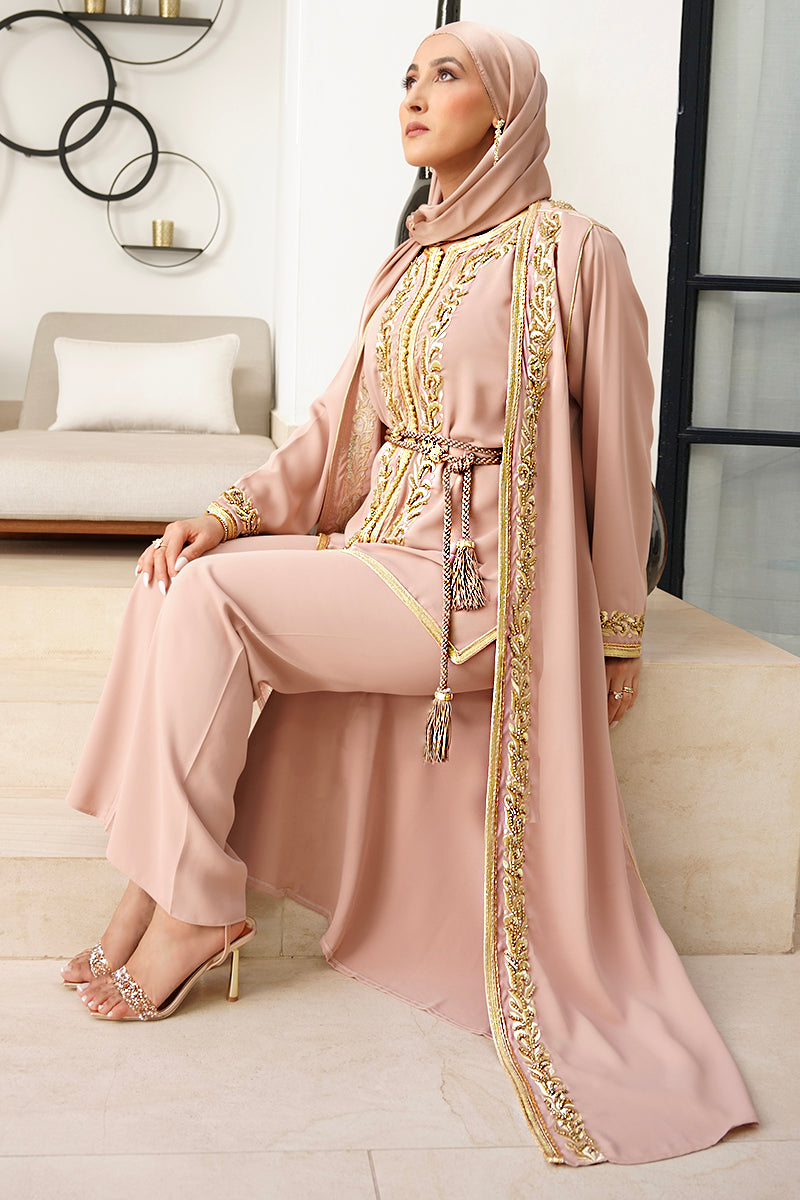 Jabador femme marocain Siraj brun rosé porté assise avec son kimono, broderies dorées et ceinture en corde
