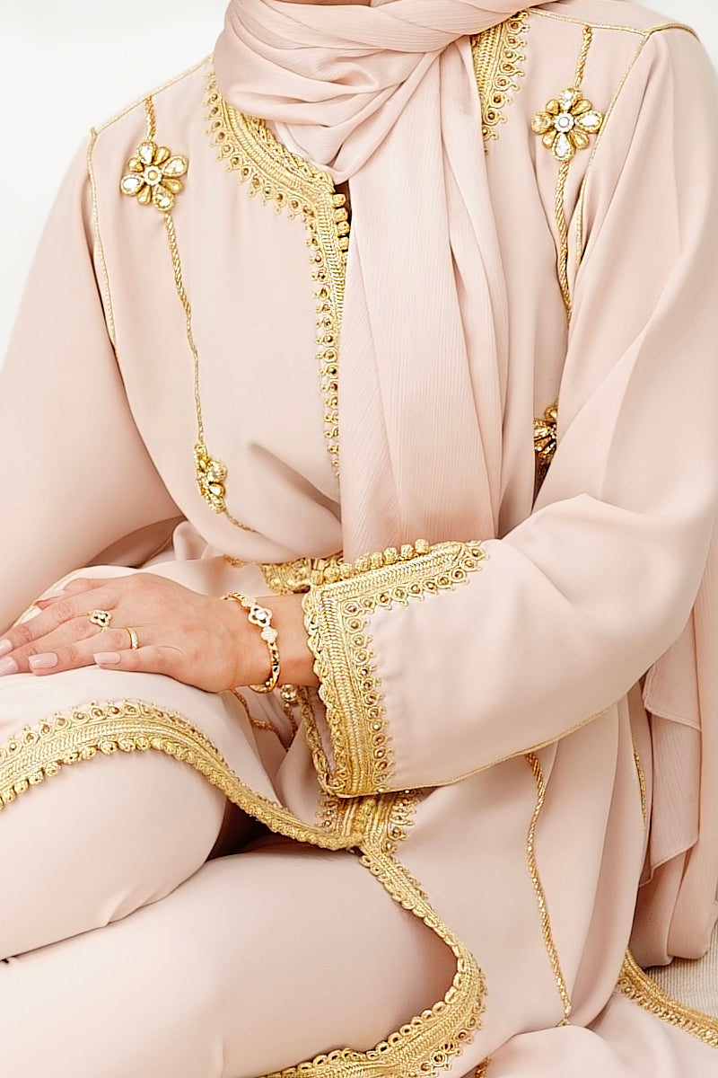 Détail du caftan Bidaya nude rosé avec broderie dorée sur les manches et le col