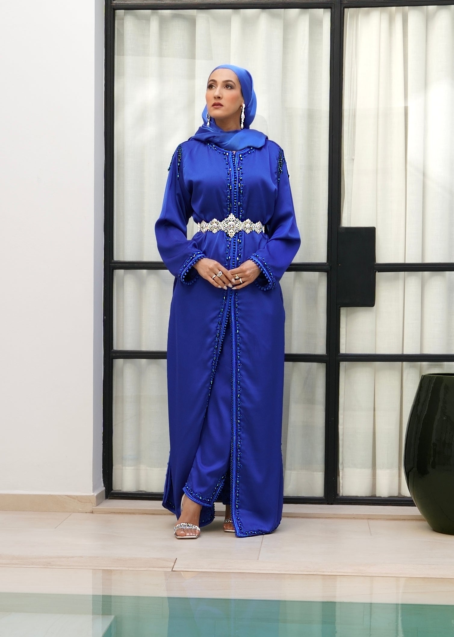 Caftan Azhar bleu royal en crêpe de soie avec perlage artisanal, création de luxe Beldyness pour mariage.