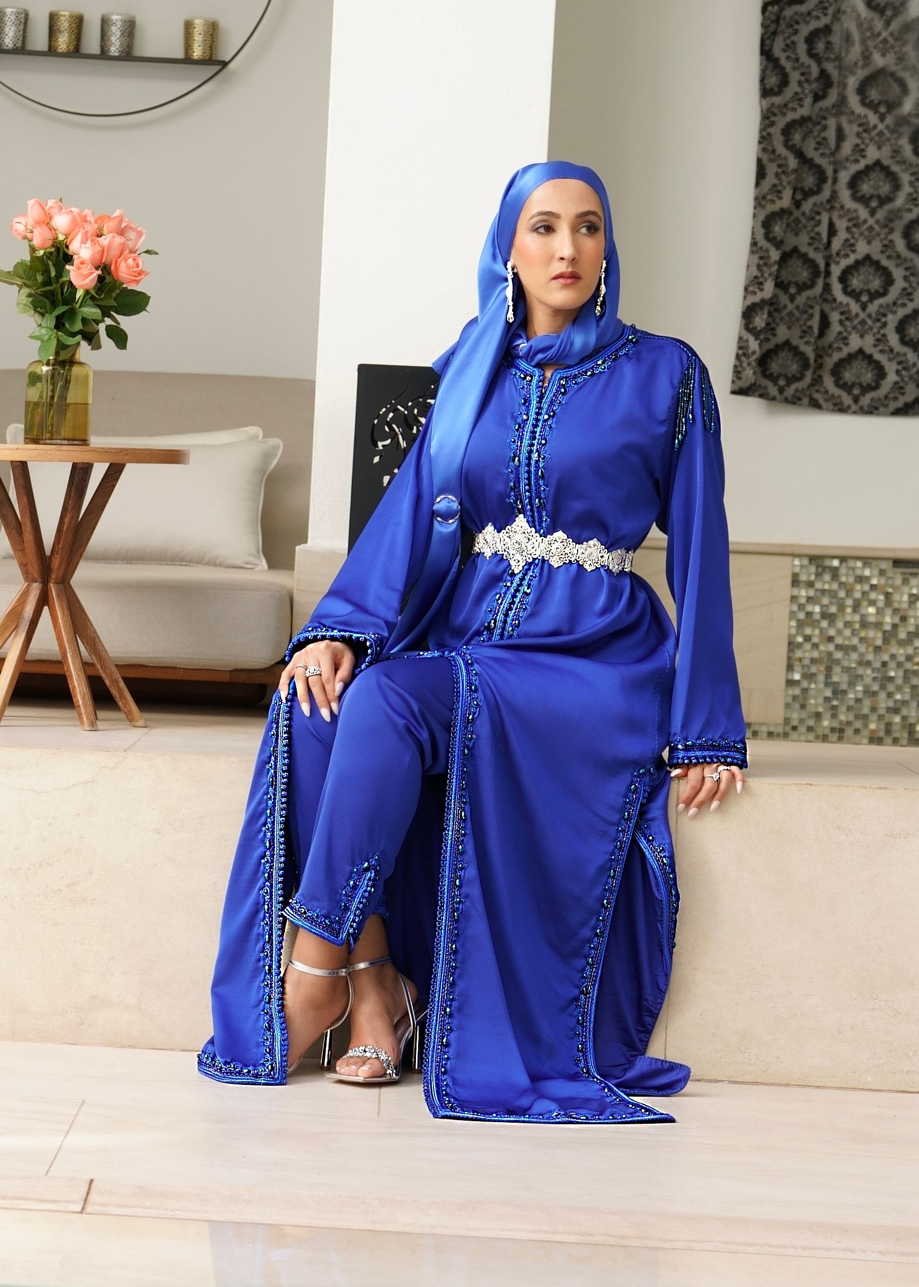 Caftan de cérémonie Azhar bleu royal, sam hor, orné de broderies artisanales et perlage fin. Une création Haute Couture Beldyness idéale pour un mariage prestigieux