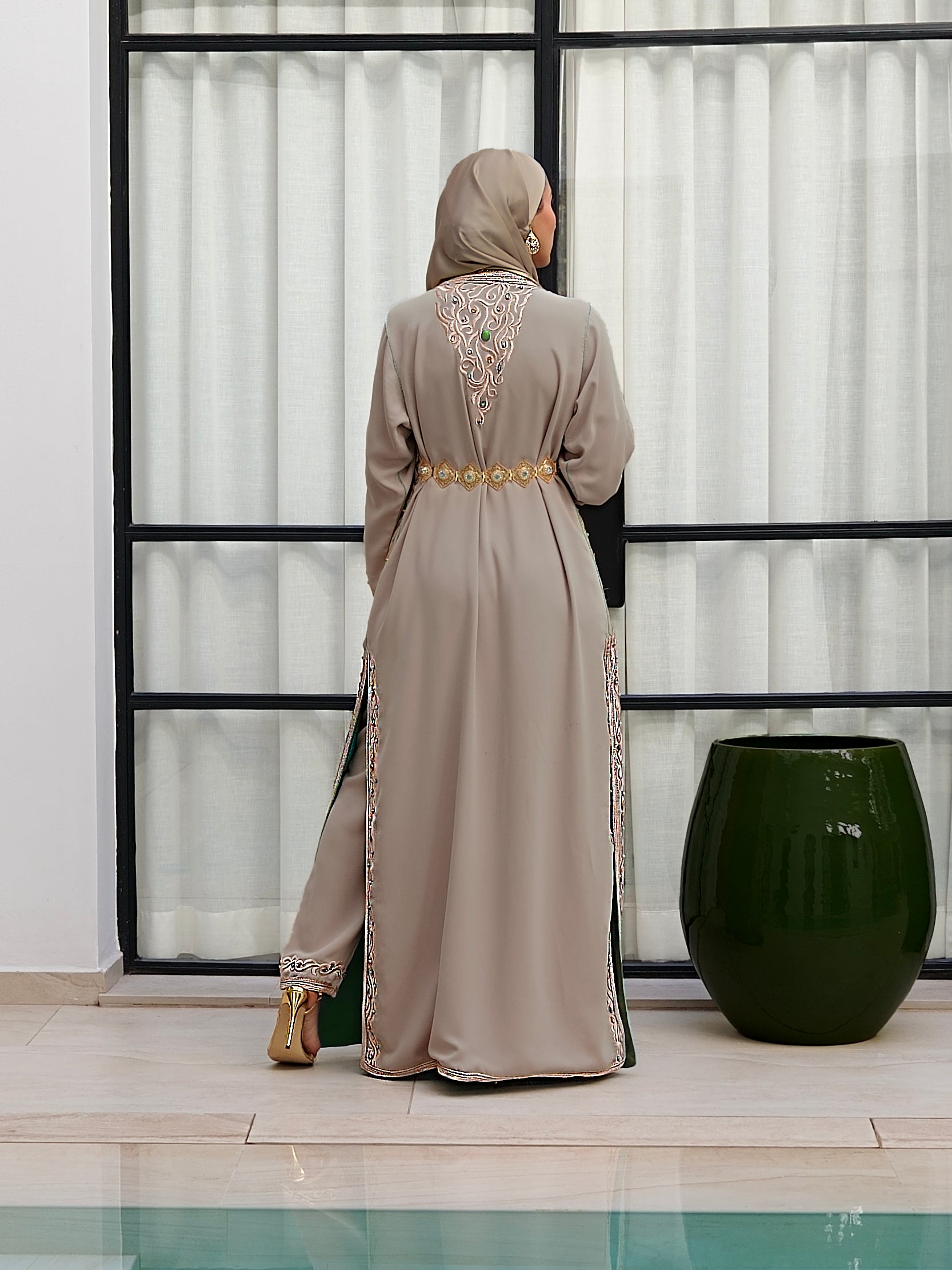 Vue de dos du Caftan Aaliya Kaki, dévoilant la coupe fluide de l'ensemble et le motif de broderie bronze au dos. Création artisanale Beldyness.