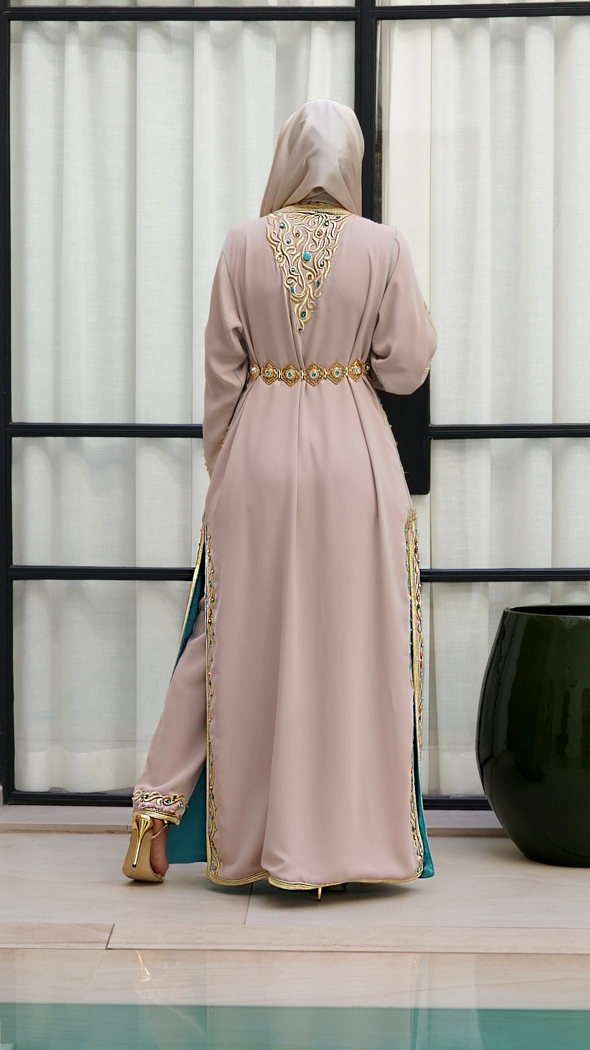 Vue de dos du Caftan Aaliya beige doublure turquoise, mettant en valeur la coupe fluide et les finitions artisanales en fil d'or pur (sam hor). Création luxe Beldyness.