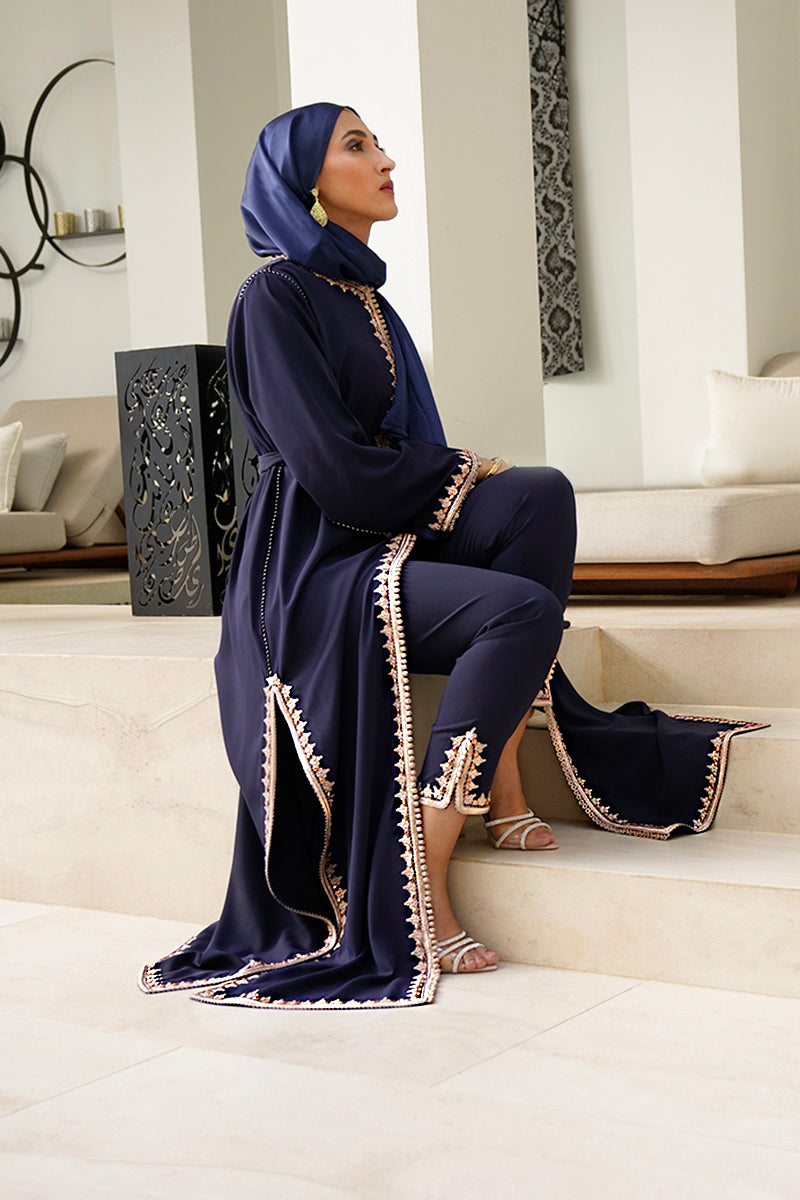 Ensemble caftan marocain Qamar bleu marine avec pantalon assorti et broderie bronze, porté par un modèle
