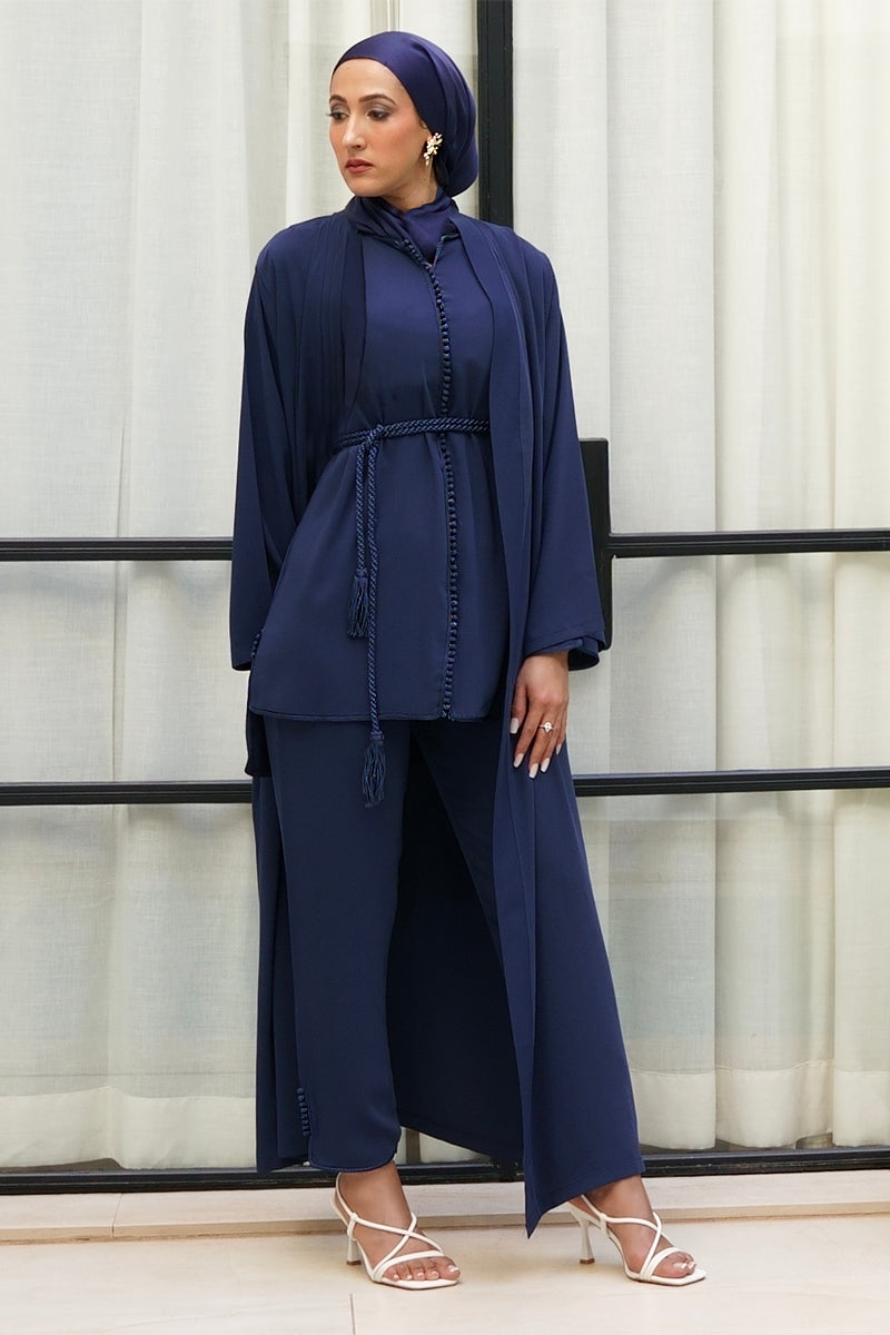 Ensemble trois pièces Liyane bleu marine porté debout : jabador, kimono long et ceinture tressée à pompons